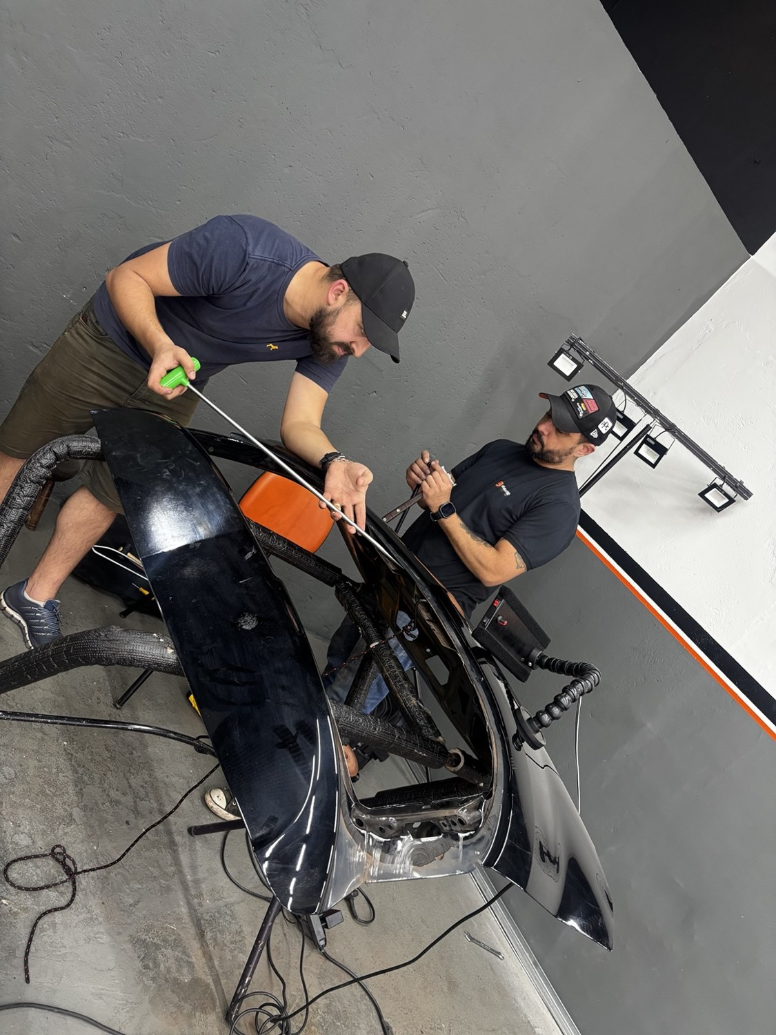 Tiago acompanhando o trabalho de um aluno