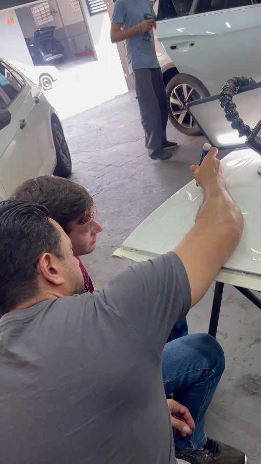 Tiago orientando um aluno durante a aula prática