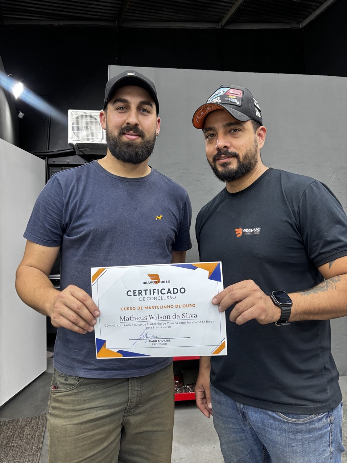 Entrega do certificado de conclusão do curso com Tiago Andrade